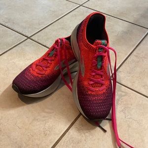 Brooks Levitate 2 tennis shoes bright pink and purple size 7.5